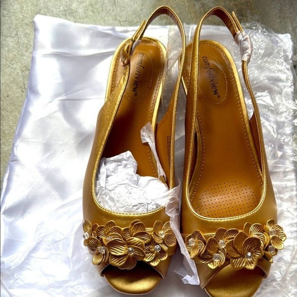 Woman’s gold, comfort view, sandals, new size 10 WW